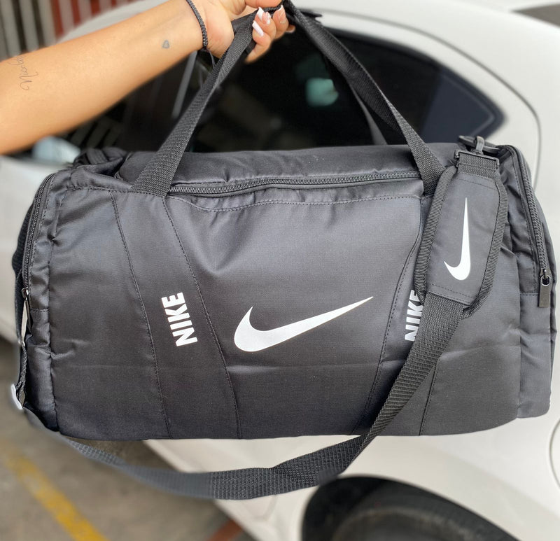 1 BOLSO DEPORTIVO O DE VIAJE GRANDE.