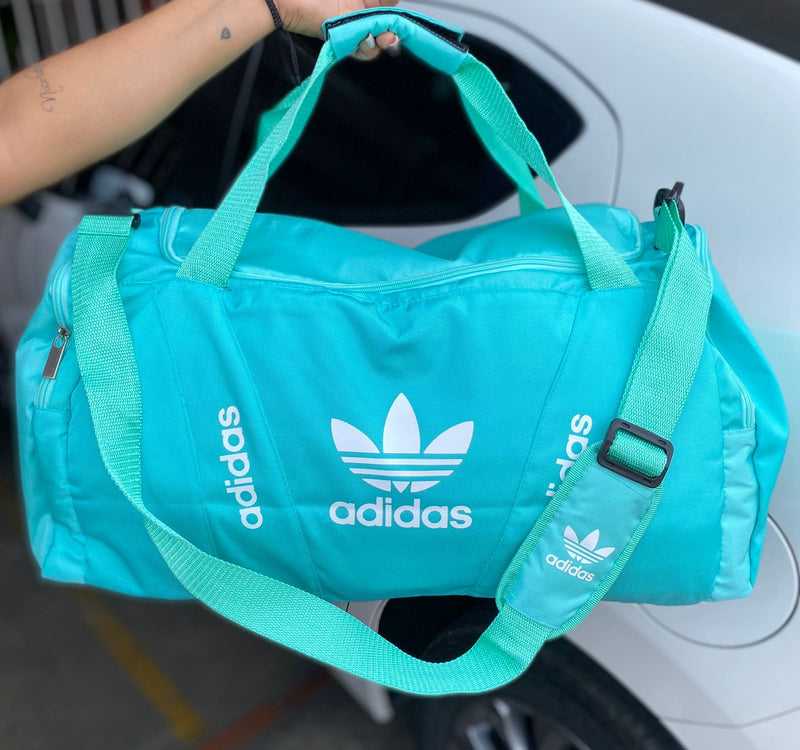 1 BOLSO DEPORTIVO O DE VIAJE GRANDE.